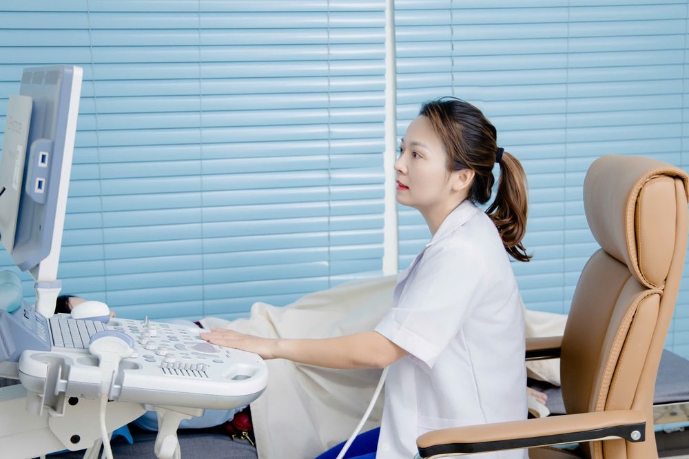 Bác sĩ CKI Nguyễn Thị Hợp khám và siêu âm tại phòng khám chuyên khoa phụ sản Tâm Phúc